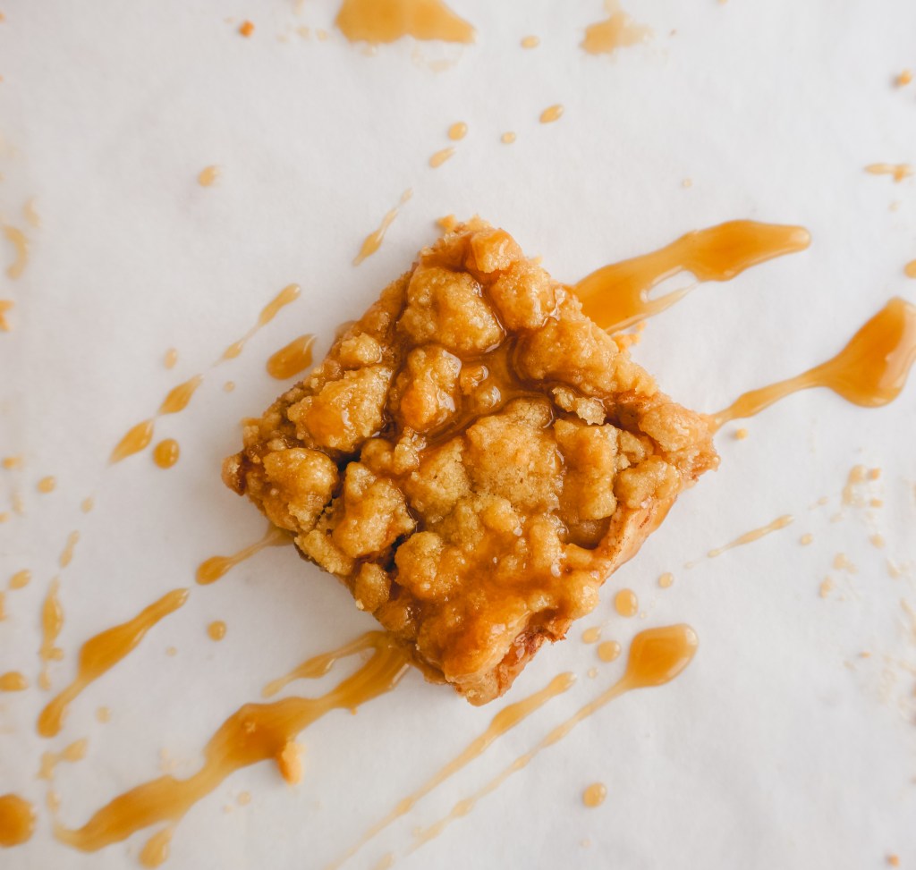 Salted Caramel Apple Crumble&nbsp;Bars